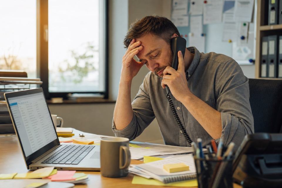 Disponent am Telefon, der einen Kandidaten nicht erreicht